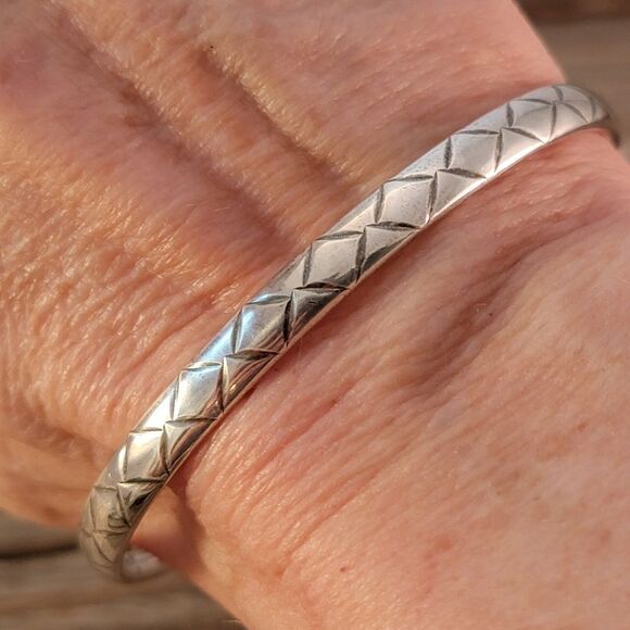 Twist On Organic Diamond Pattern Oval Sterling Silver Bangle Bracelet - Picture 1 of 8